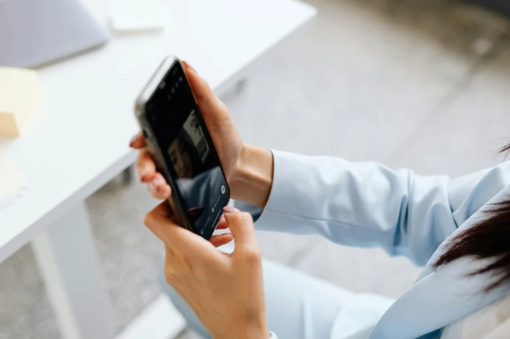 mujer monitoreando casa desde celular con cámara de seguridad en Argentina